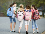 Criança em ambiente escolar com mochila