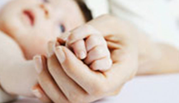 Criança com atendimento para fratura